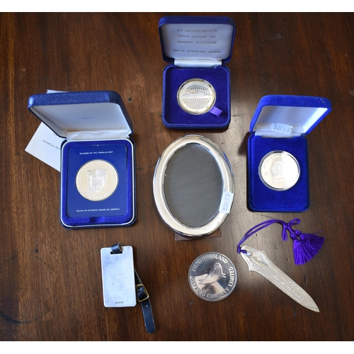 163 - WITHDRAWN - Four silver commemorative medallions and a US 1928 'Peace' dollar (in cabinet) to/w a qu... 