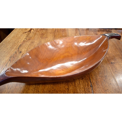 175 - A large carved and polished wood fruit bowl of organic form, 88 cm wide