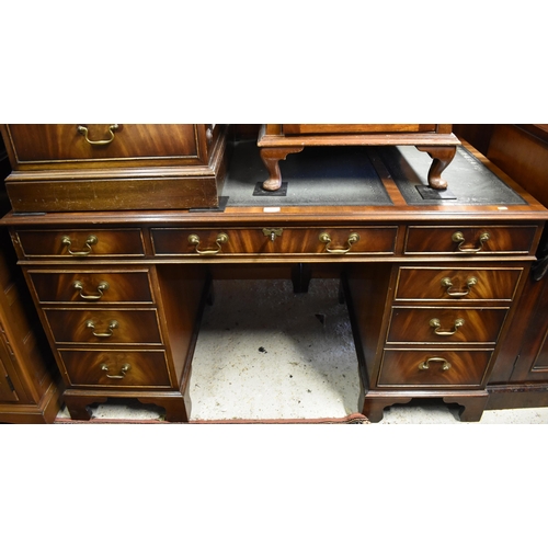 515 - A Victorian style mahogany pedestal desk  with green leather top, on shaped bracket feet, 138 cm w x... 