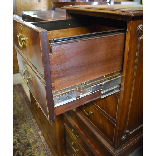 515 - A Victorian style mahogany pedestal desk  with green leather top, on shaped bracket feet, 138 cm w x... 