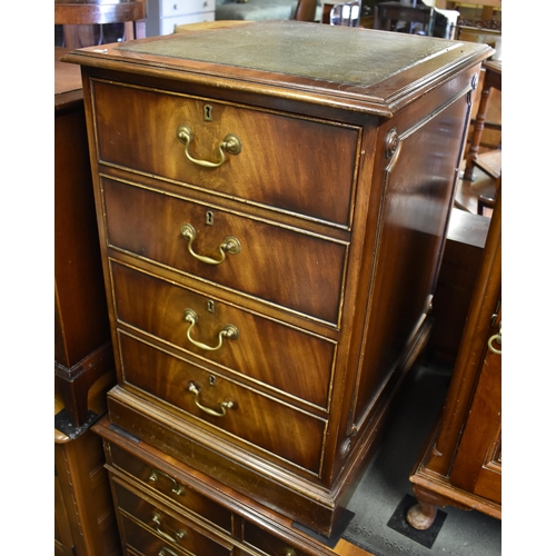 515 - A Victorian style mahogany pedestal desk  with green leather top, on shaped bracket feet, 138 cm w x... 