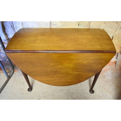 504 - A George III mahogany drop leaf pad foot supper table, with ovoid top, 98 cm x 44 cm (closed) x 71 c... 