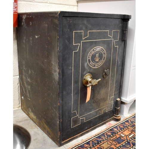 525 - A heavy cast iron vintage safe, Samuel Withers & Co, West Brom, 45 x 45 x 60 cm