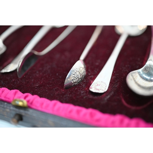 23 - A late Victorian set of six silver teaspoons with tongs, with shell finials and scroll-back bowls, T... 