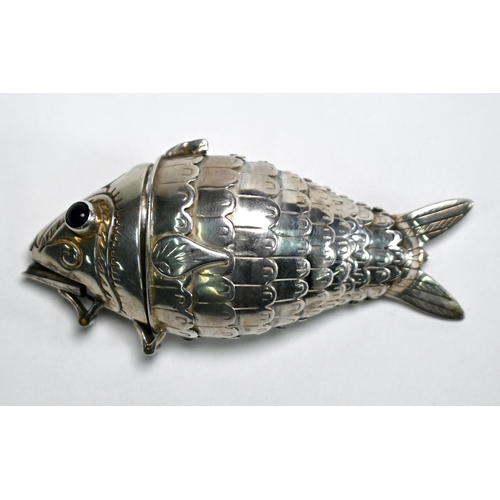 33 - A Continental .830 grade 'fish' vinaigrette with blue cabochon eyes and hinged mouth, the head enclo... 