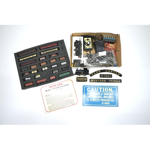 1232 - Twenty-five unboxed N-gauge coaches and wagons to/w track, motor vehicles and figures, transformer a... 