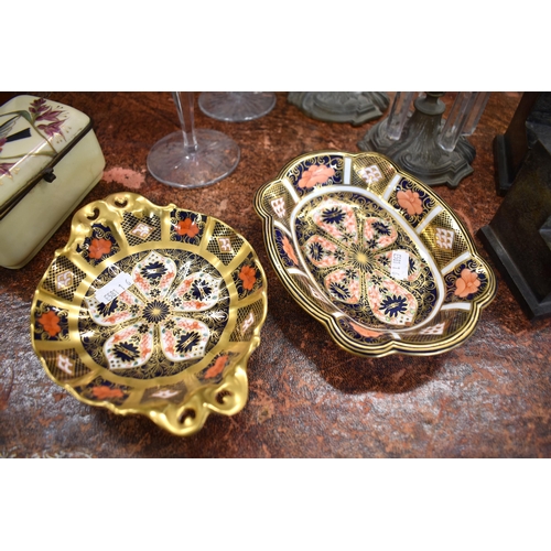 147 - Two Royal Crown Derby china Imari pin-dishes (one cracked), to/w a German porcelain box and cover pa... 