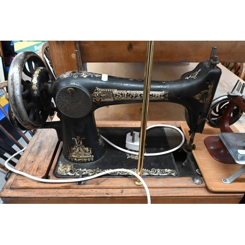 186 - A Harris-E vintage hand-driven sewing machine, to/w a Singer sewing machine as a table lamp and a to... 