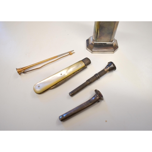 191 - A yellow and white metal bar brooch in the form of a post-horn stamped 15ct, a silver-bladed penknif... 