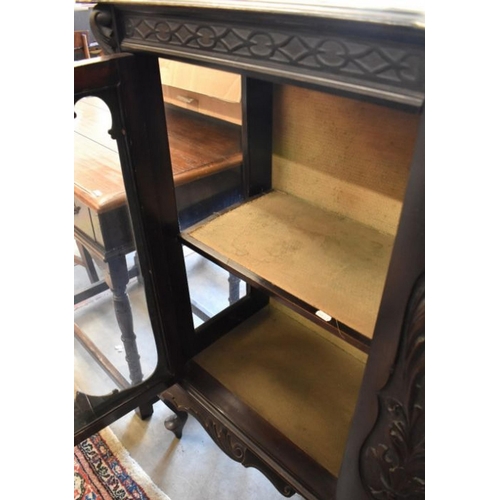 419 - An Edwardian carved walnut display cabinet with glazed doors and cabriole supports, 120 cm wide x 37... 