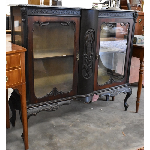 419 - An Edwardian carved walnut display cabinet with glazed doors and cabriole supports, 120 cm wide x 37... 