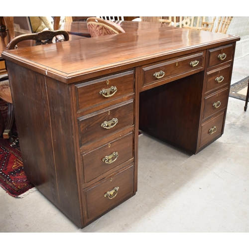 463 - An Edwardian mahogany kneehole desk with nine drawers and brass handles, 138 cm w x 60 cm d x 82 cm ... 