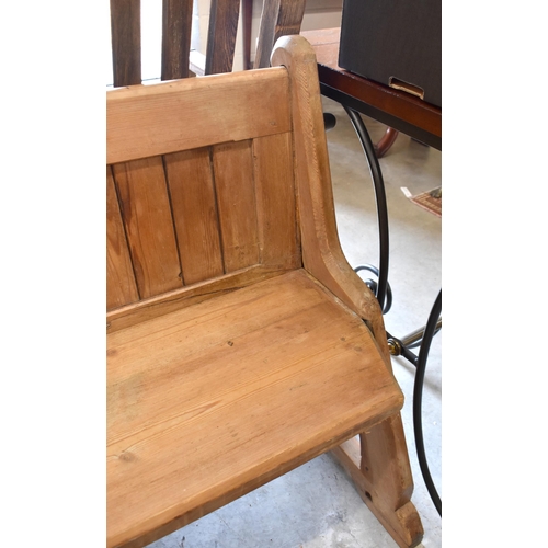 482 - An antique pine pew, 140 cm w a/f