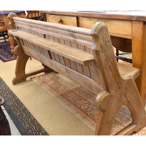 482 - An antique pine pew, 140 cm w a/f