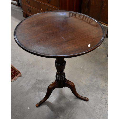 585 - A 19th century mahogany circular tilt-top table on turned column and tri-form supports, 60 cm dia x ... 