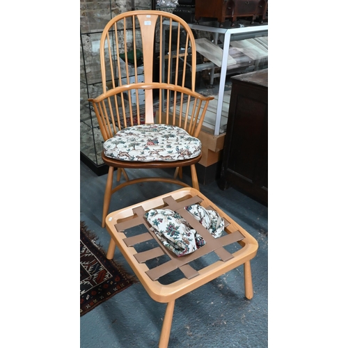 73 - A vintage Ercol 472 double bow back Windsor chair with crinoline stretcher c/with cushions to/with a... 