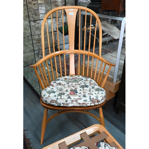 73 - A vintage Ercol 472 double bow back Windsor chair with crinoline stretcher c/with cushions to/with a... 