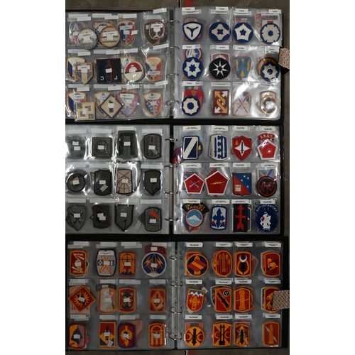 221 - A large collection of US Army patches and badges, to/w various related books