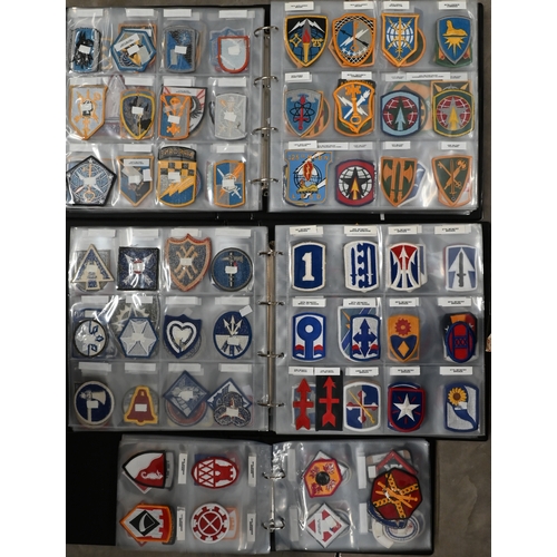 221 - A large collection of US Army patches and badges, to/w various related books