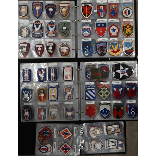 221 - A large collection of US Army patches and badges, to/w various related books