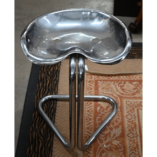 489 - A set of four chrome finish metal 'tractor seat' stools on tubular cantilever frames (4)