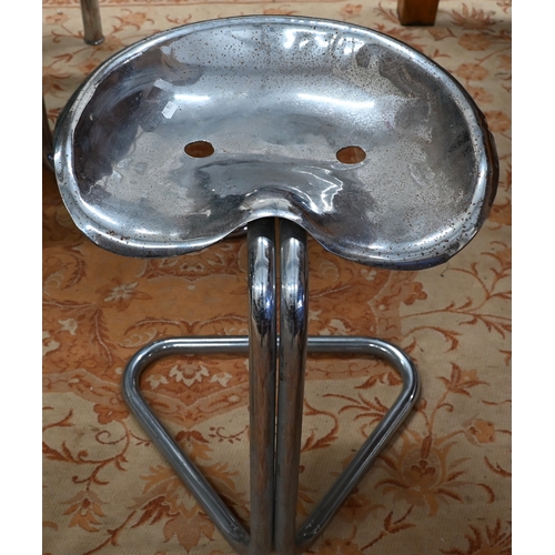 489 - A set of four chrome finish metal 'tractor seat' stools on tubular cantilever frames (4)