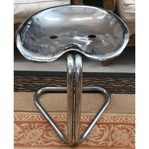 489 - A set of four chrome finish metal 'tractor seat' stools on tubular cantilever frames (4)