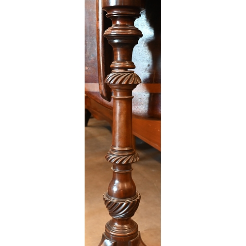 641 - A mahogany circular tilt-top table on turned spiral reeded column and triform supports, 68 cm diam x... 