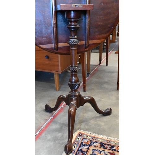 641 - A mahogany circular tilt-top table on turned spiral reeded column and triform supports, 68 cm diam x... 