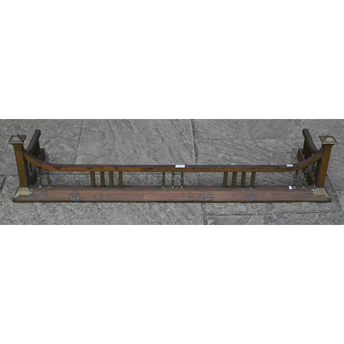 29 - An early 20th century brass fender, 120 cm wide x 30 cm (internal measurement)