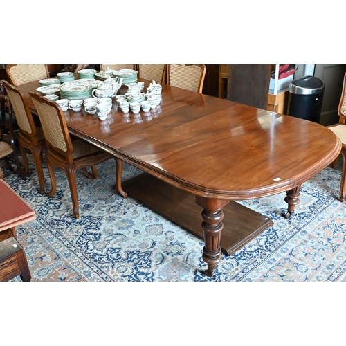 41 - Large Victorian mahogany extending dining table, rounded rectangular draw leaf top with two central ... 