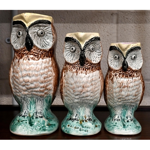 59 - A graduated set of three antique majolica 'owl' jugs, 21-16.5 cm high