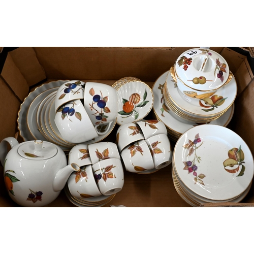 99 - Large quantity of Royal Worcester Evesham table-ware