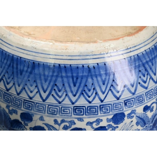 83 - A large 20th century Chinese blue and white porcelain jardiniere, painted and printed in underglaze ... 