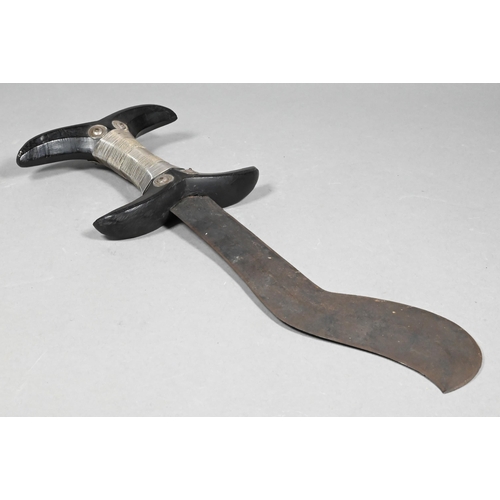 1107 - An antique Sudanese Bedja dagger with traditional shaped and curved 22 cm blade, on wire-bound woode... 