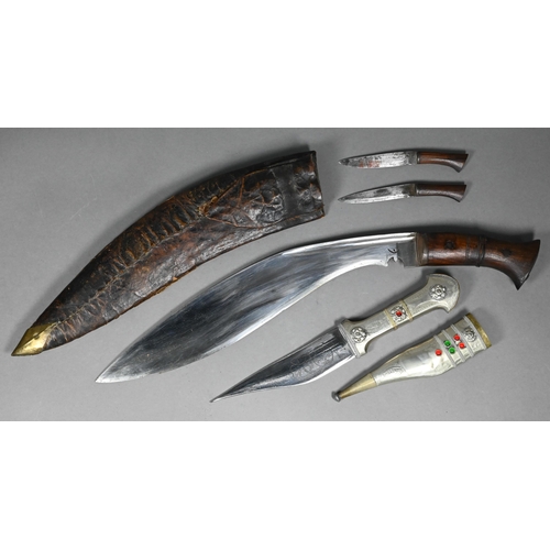 1109 - An Arab dagger with shaped 14 cm blade, on low grade white metal and base metal handle and sheath, 2... 