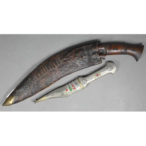 1109 - An Arab dagger with shaped 14 cm blade, on low grade white metal and base metal handle and sheath, 2... 