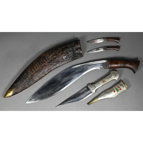 1109 - An Arab dagger with shaped 14 cm blade, on low grade white metal and base metal handle and sheath, 2... 