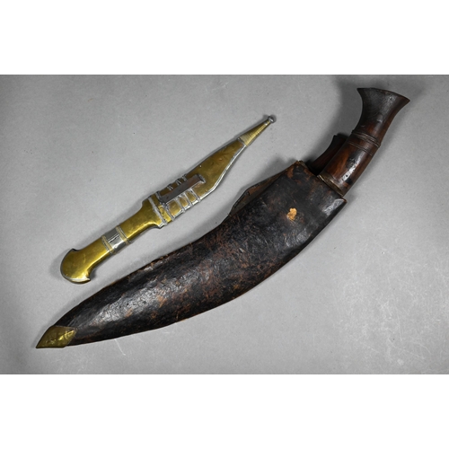 1109 - An Arab dagger with shaped 14 cm blade, on low grade white metal and base metal handle and sheath, 2... 