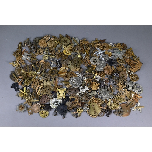 1116 - A large quantity of mostly British military cap badges, late 19th century and later, some duplicates... 