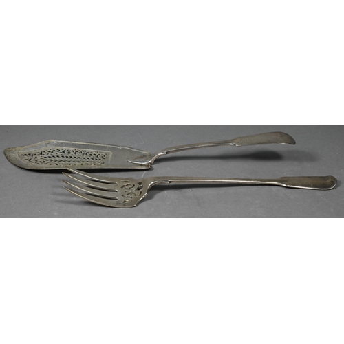 112 - A William IV silver fiddle pattern fish slice with pierced blade, London 1833, to/w a Victorian fidd... 