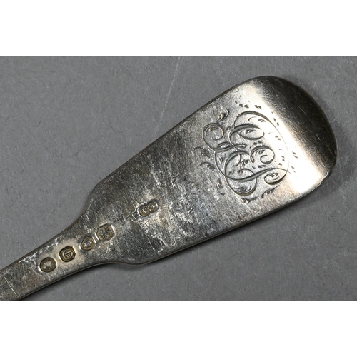 112 - A William IV silver fiddle pattern fish slice with pierced blade, London 1833, to/w a Victorian fidd... 