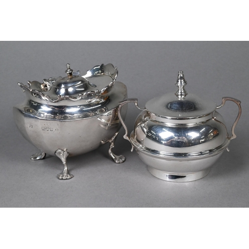 139 - A late Victorian silver sugar basin with hinged lid and shell feet, Chester 1900, to/w another sugar... 