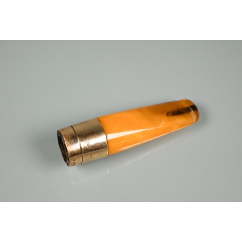 175 - An amber and 9ct gold cheroot holder in fitted case