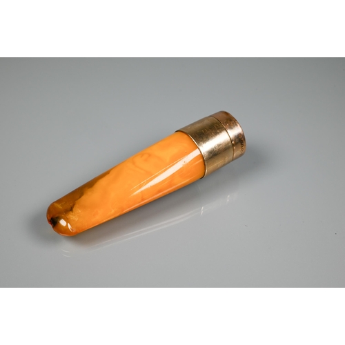 175 - An amber and 9ct gold cheroot holder in fitted case