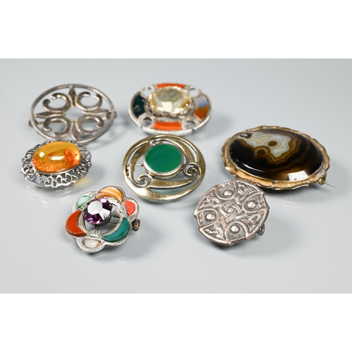 178 - A selection of Scottish/Celtic brooches including oval mixed agate with central 3.5 cm oval faceted ... 