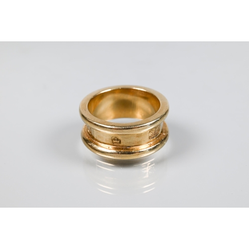 189 - A 9ct yellow gold gent's ring, of plain banded form, the hallmarks forming the design, size W 1/2, a... 