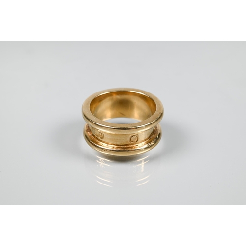 189 - A 9ct yellow gold gent's ring, of plain banded form, the hallmarks forming the design, size W 1/2, a... 