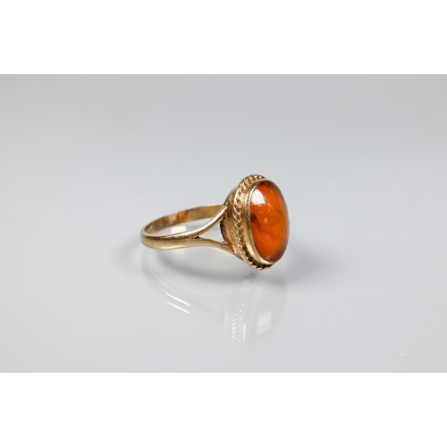 197 - An oval amber ring, 9ct yellow gold, size W