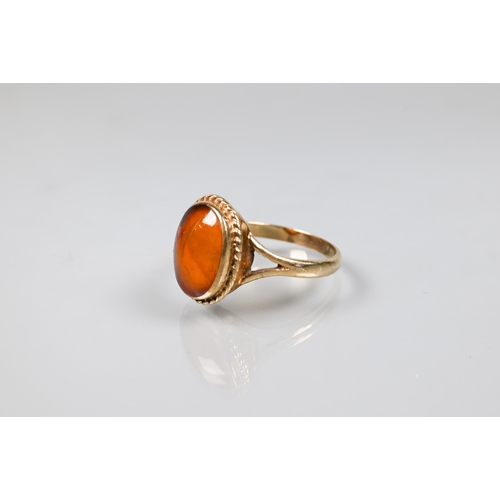 197 - An oval amber ring, 9ct yellow gold, size W